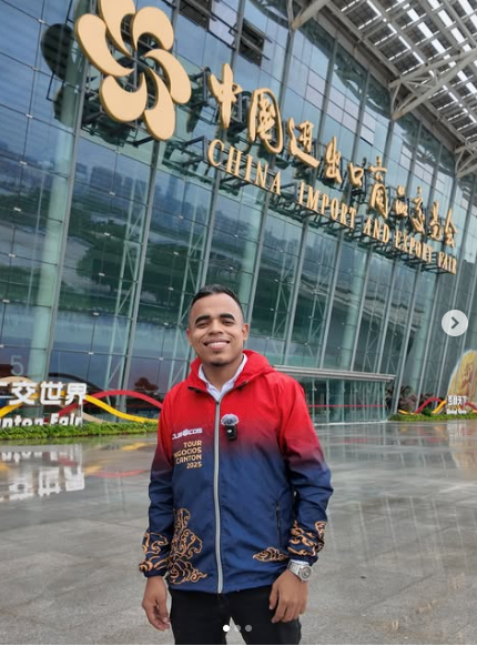 Grupo de empresarios del tour de negocios de Cubycos con la bandera de Venezuela frente a la Feria de Cantón (China Import and Export Fair)