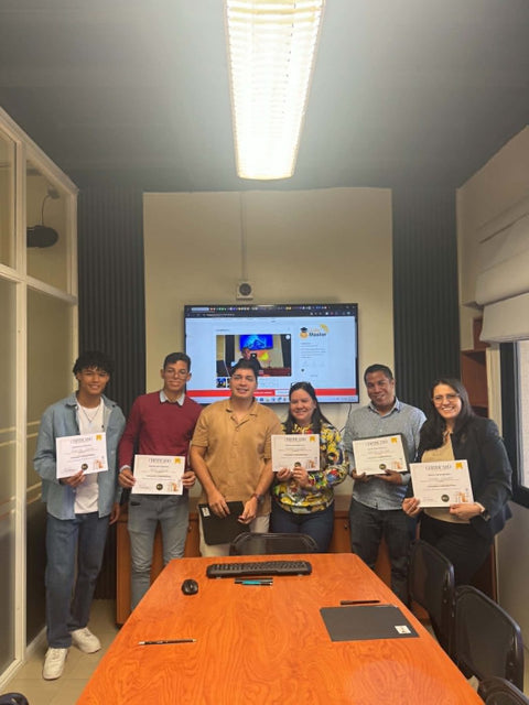 Empresarios con certificados de formación de CubyMaster en el hotel Los Leones