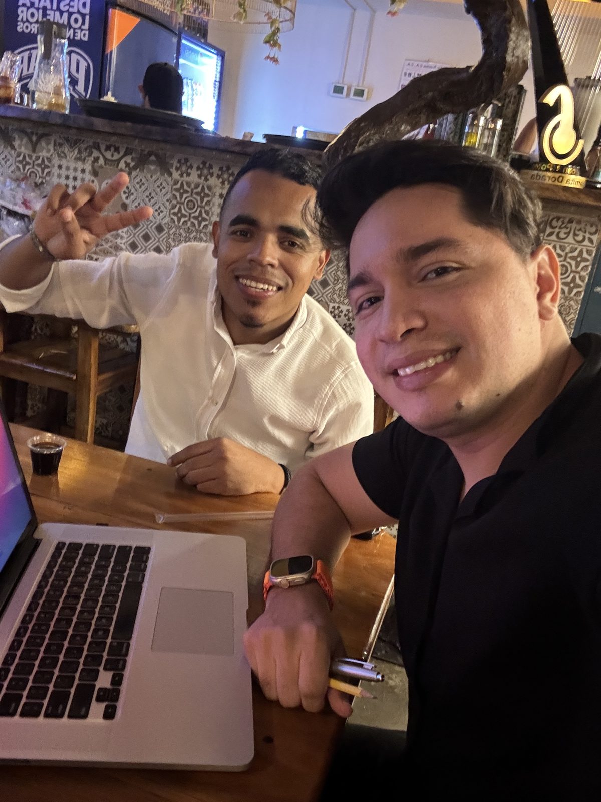 Royer Herazo y Derys Márquez, fundadores de CubyMaster, trabajando juntos
