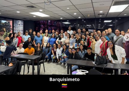 Grupo numeroso de asistentes a una formación presencial en Barquisimeto