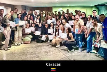 Alumnos con certificados en una formación presencial en Caracas