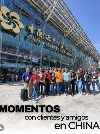 Grupo de clientes y amigos en la entrada de la Feria de Cantón, China