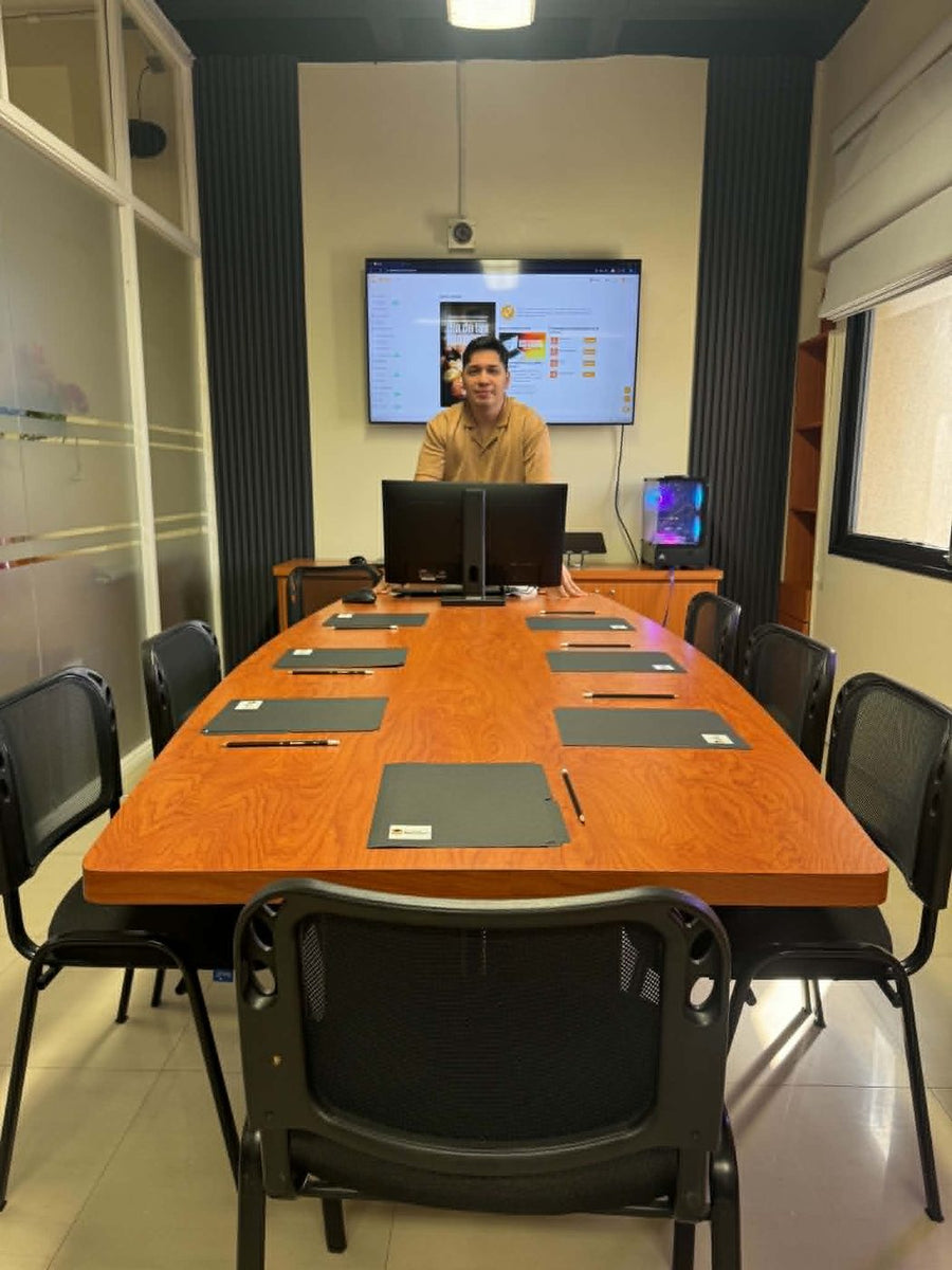 Derys Márquez dirigiendo una sesión de formación en una sala de reuniones preparada para empresarios