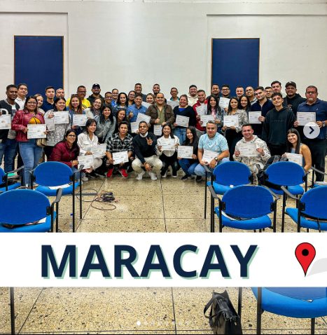 Grupo de alumnos con certificados al finalizar una formación presencial en Maracay