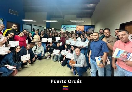 Grupo de alumnos con certificados al finalizar una formación presencial en Puerto Ordaz