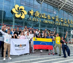 Grupo de empresarios con la bandera de Venezuela en la Feria de Cantón, China